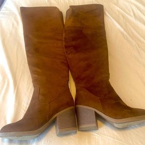 Barely worn like new above the knee brown boots. Brand Top Moda Size 6.